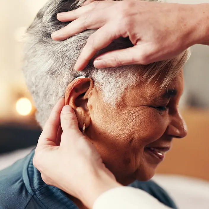 Ältere Frau mit Hörgerät