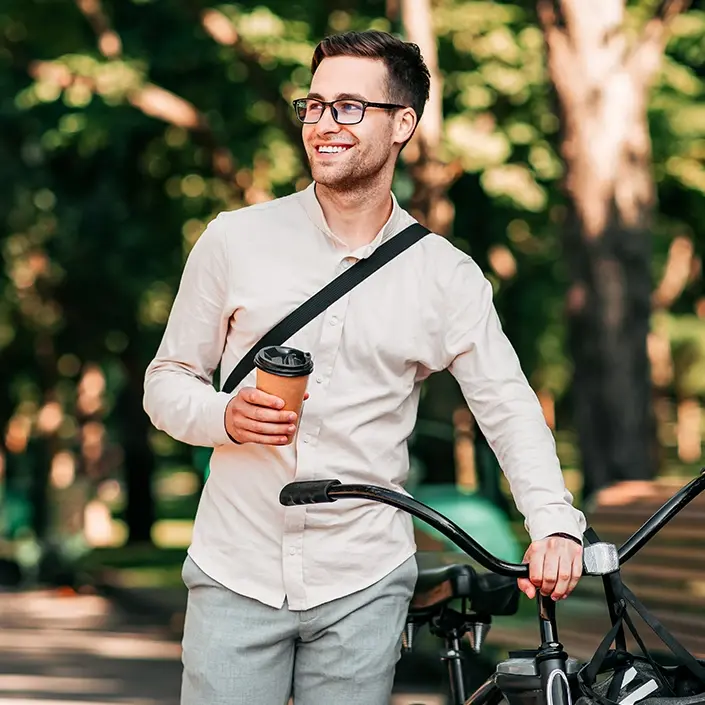Fröhlicher Mann mit E-Bike