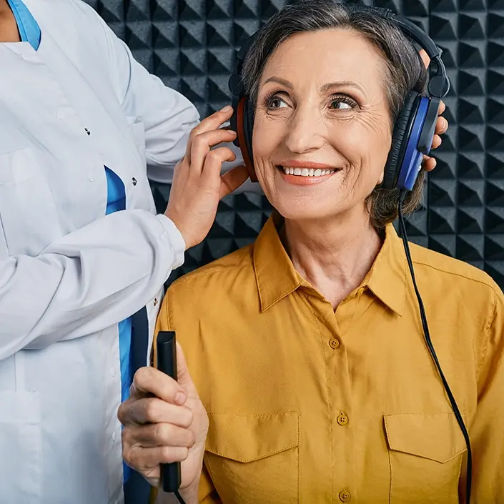 Hörakustikerin bei einem Hörtest